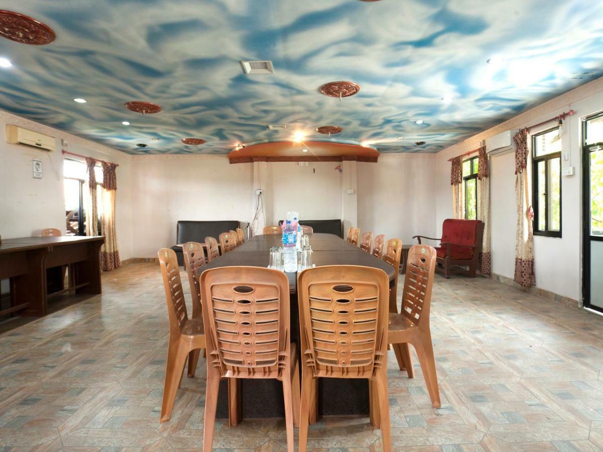Spot On 486 Hotel Holy Lodge Sauraha Exterior foto