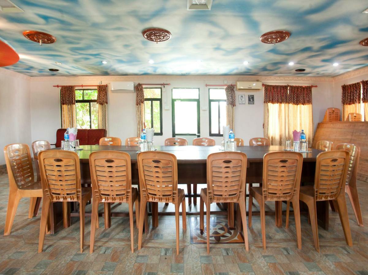 Spot On 486 Hotel Holy Lodge Sauraha Exterior foto