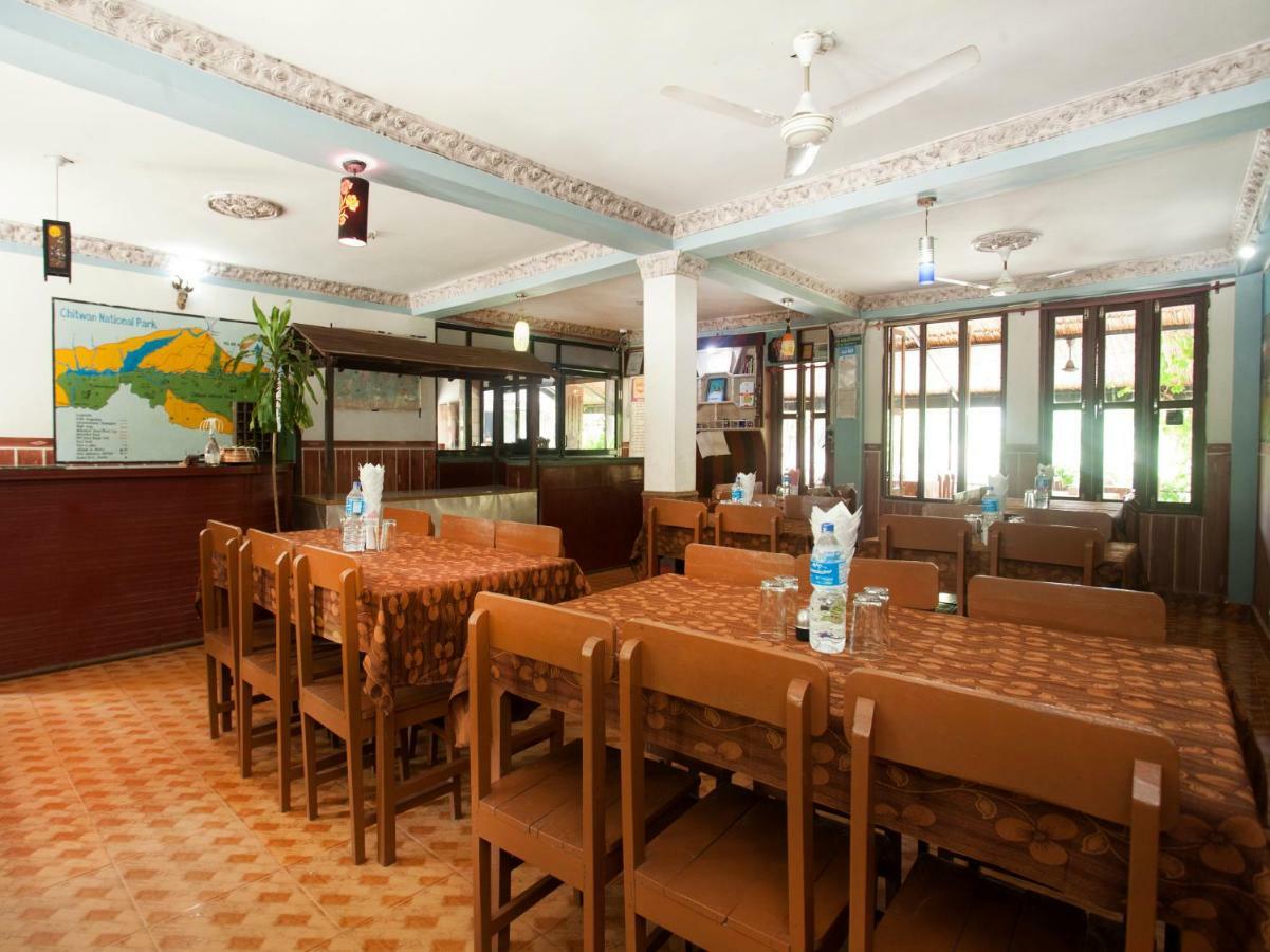 Spot On 486 Hotel Holy Lodge Sauraha Exterior foto