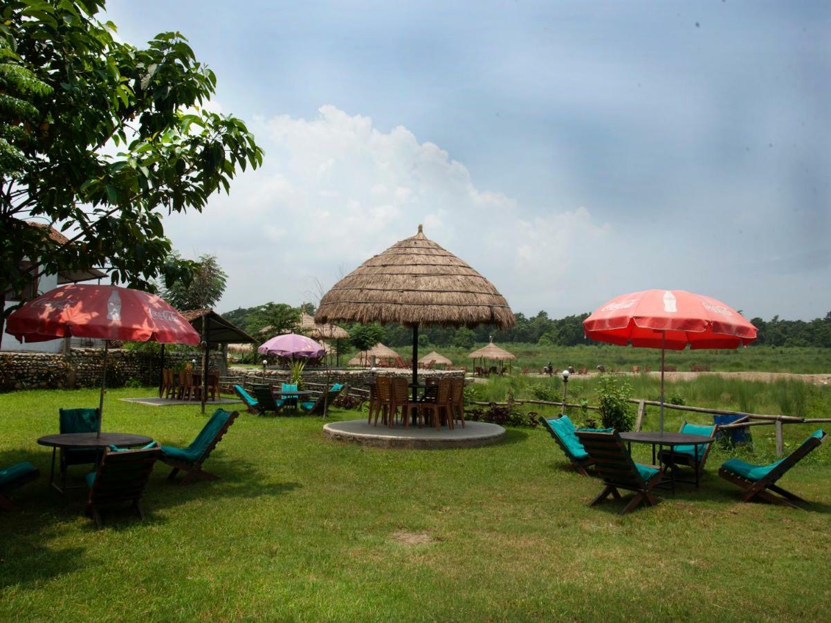 Spot On 486 Hotel Holy Lodge Sauraha Exterior foto