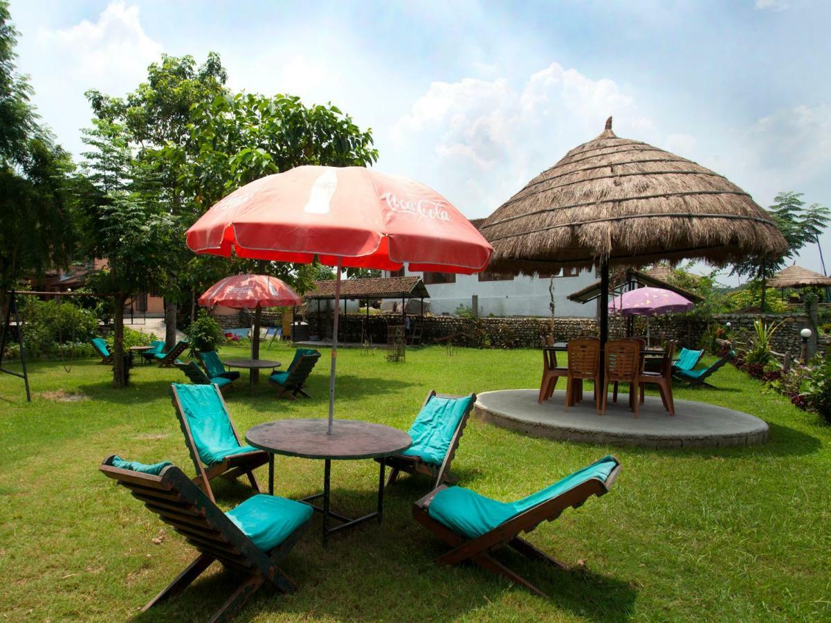 Spot On 486 Hotel Holy Lodge Sauraha Exterior foto