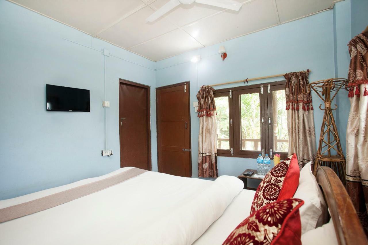 Spot On 486 Hotel Holy Lodge Sauraha Exterior foto